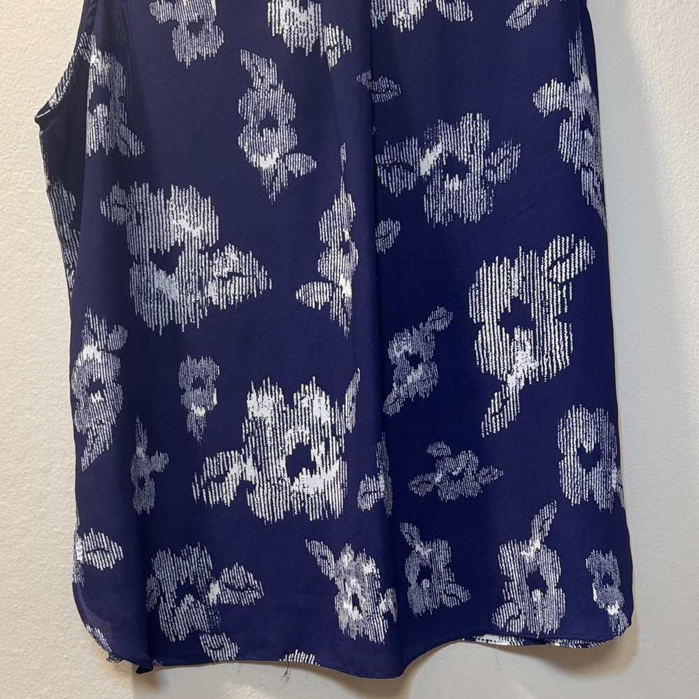 Violet & Claire Navy Floral Sleeveless V-Neck Camisole - Picture 8 of 8